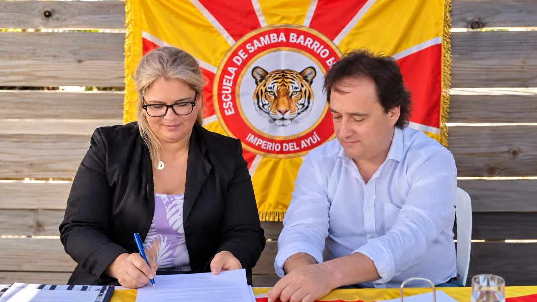 Samba school members signing a land-use agreement.