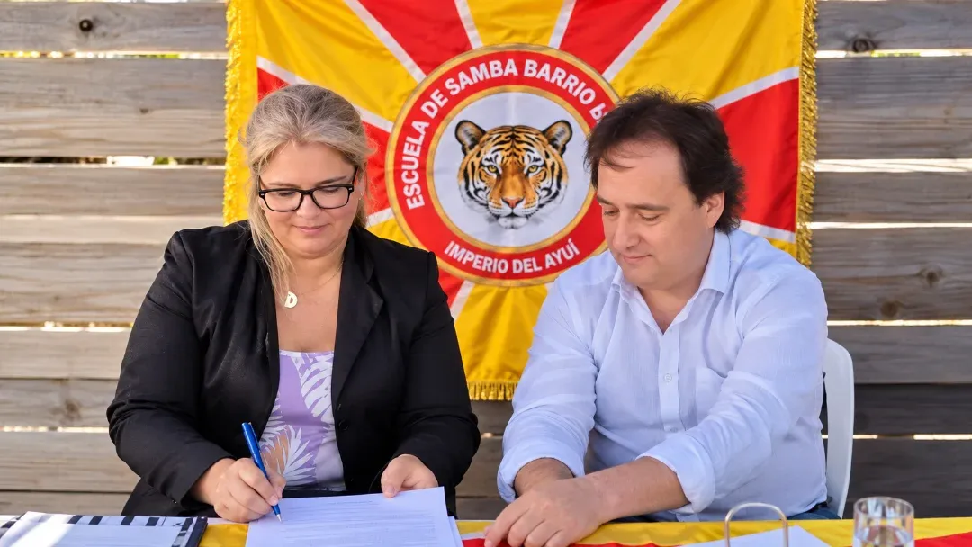 Integrantes de uma escola de samba assinam um comodato por um terreno.