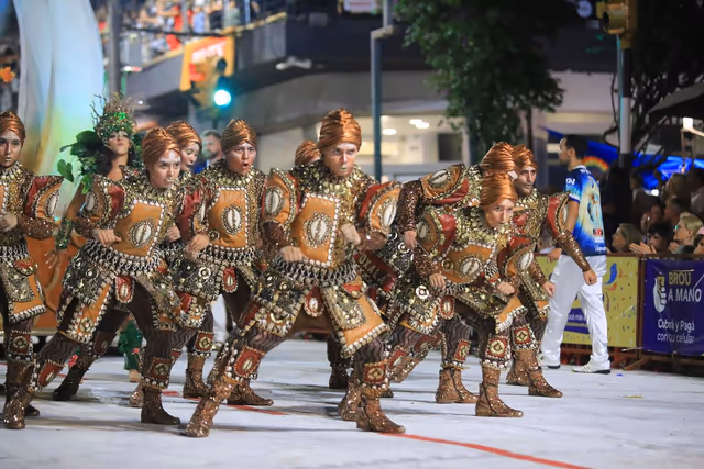 Académicos dance wing in gold-embroidered costumes on Avenida Lecueder