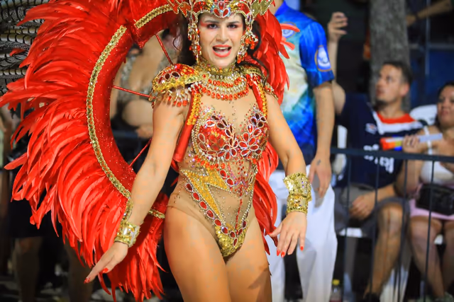 Académicos featured dancer with red feathers and gold rhinestones