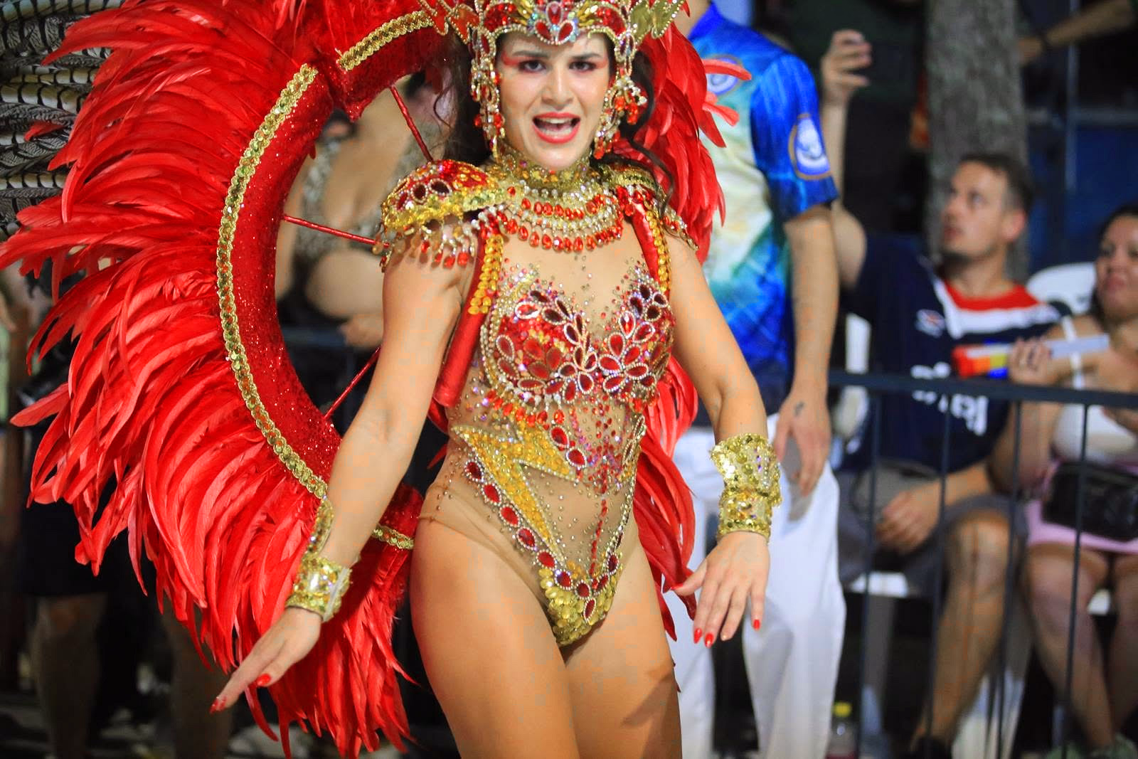 Académicos featured dancer with red feathers and gold rhinestones