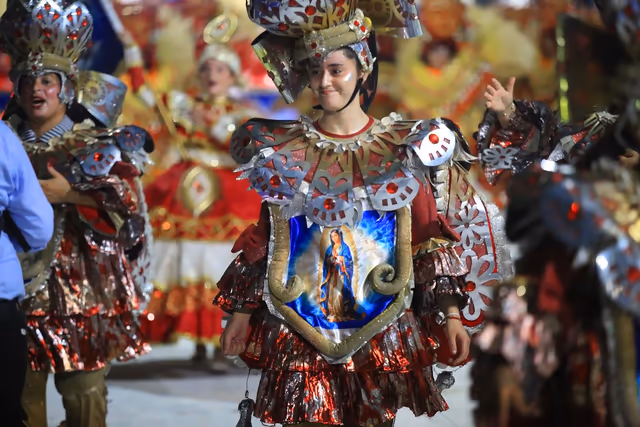Académicos featured dancer with a red feather fan on the float