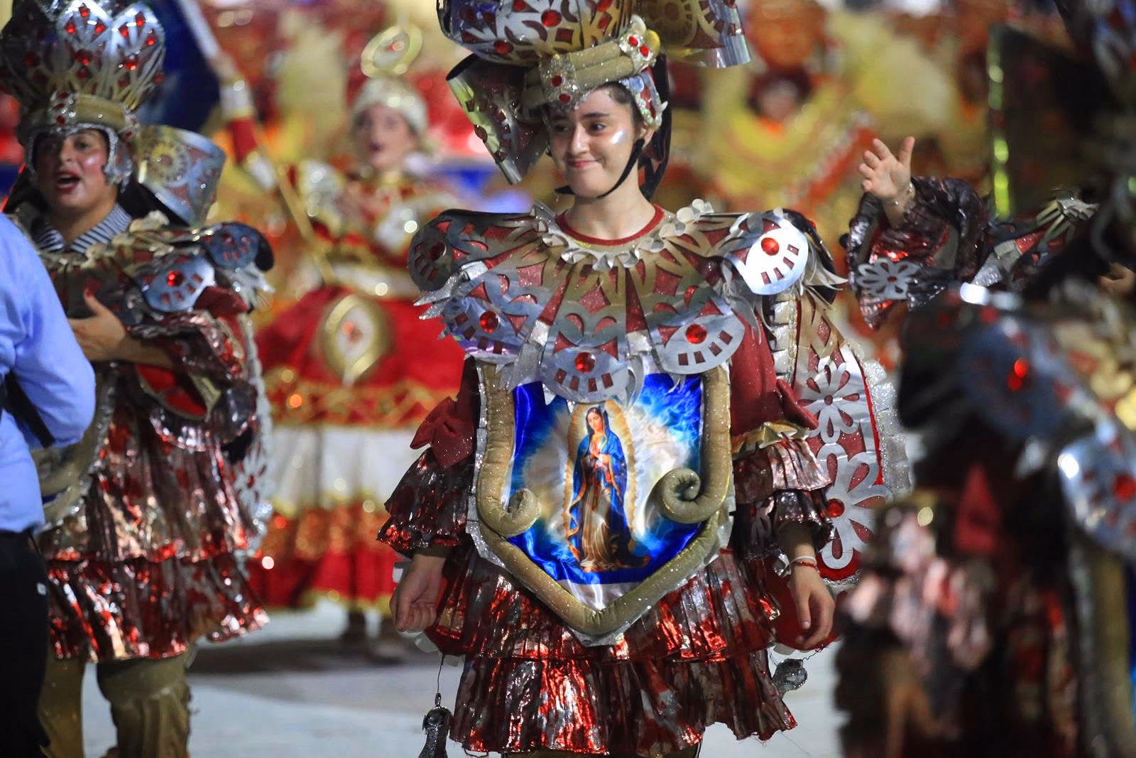 Académicos featured dancer with a red feather fan on the float