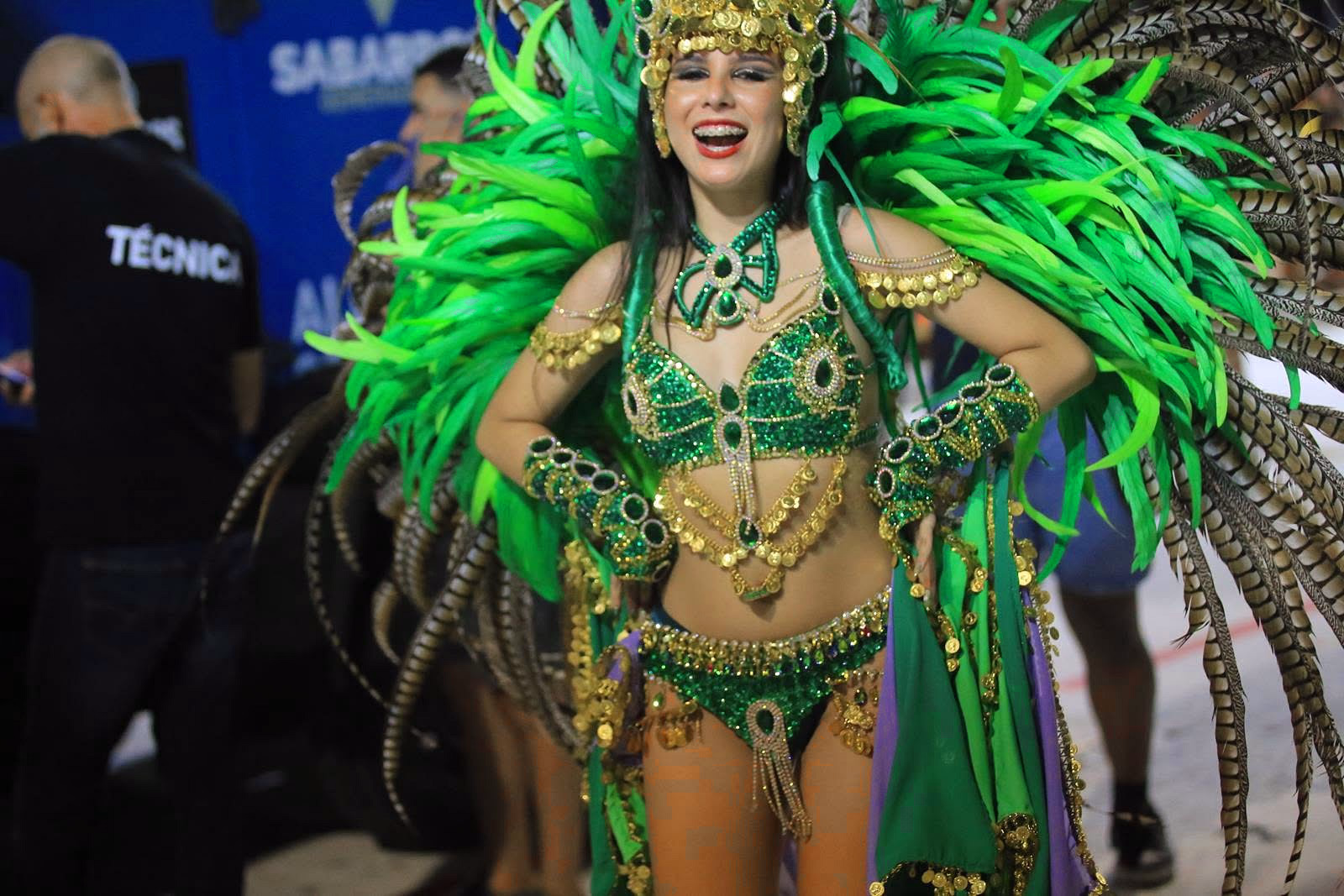 Académicos featured dancer with green feathers beside the drum section