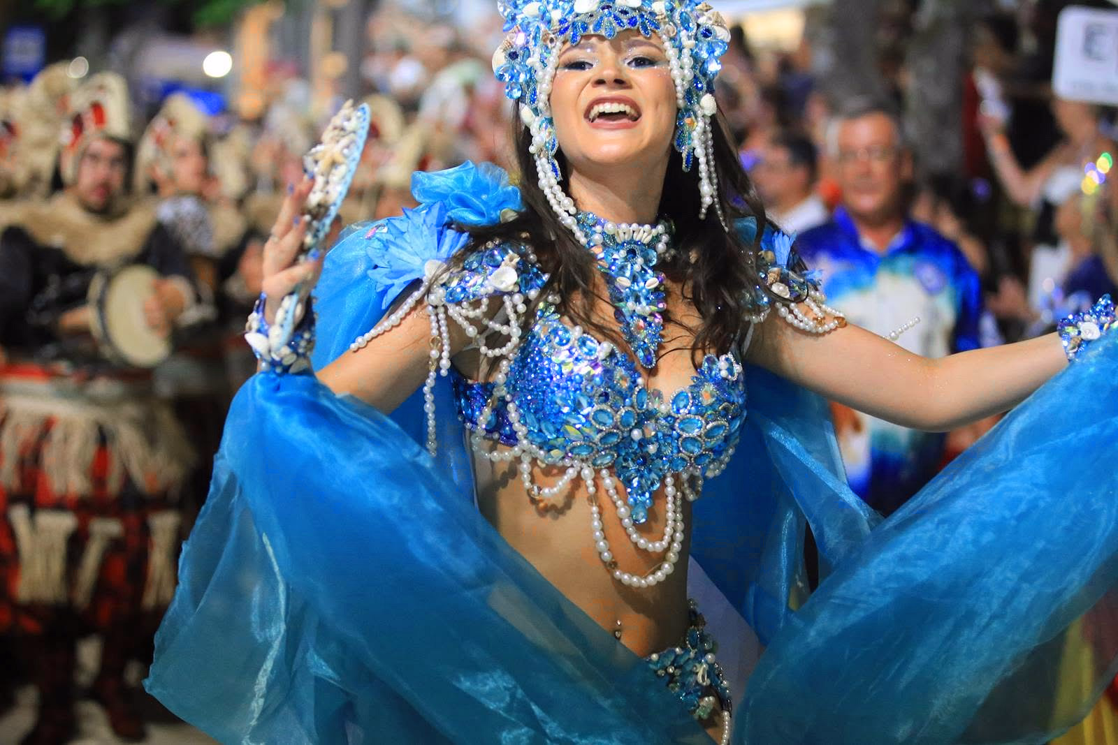 Académicos featured dancer with sky-blue feathers in front of the drum section