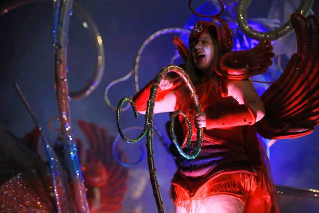 Académicos featured dancer in red with glowing hoops