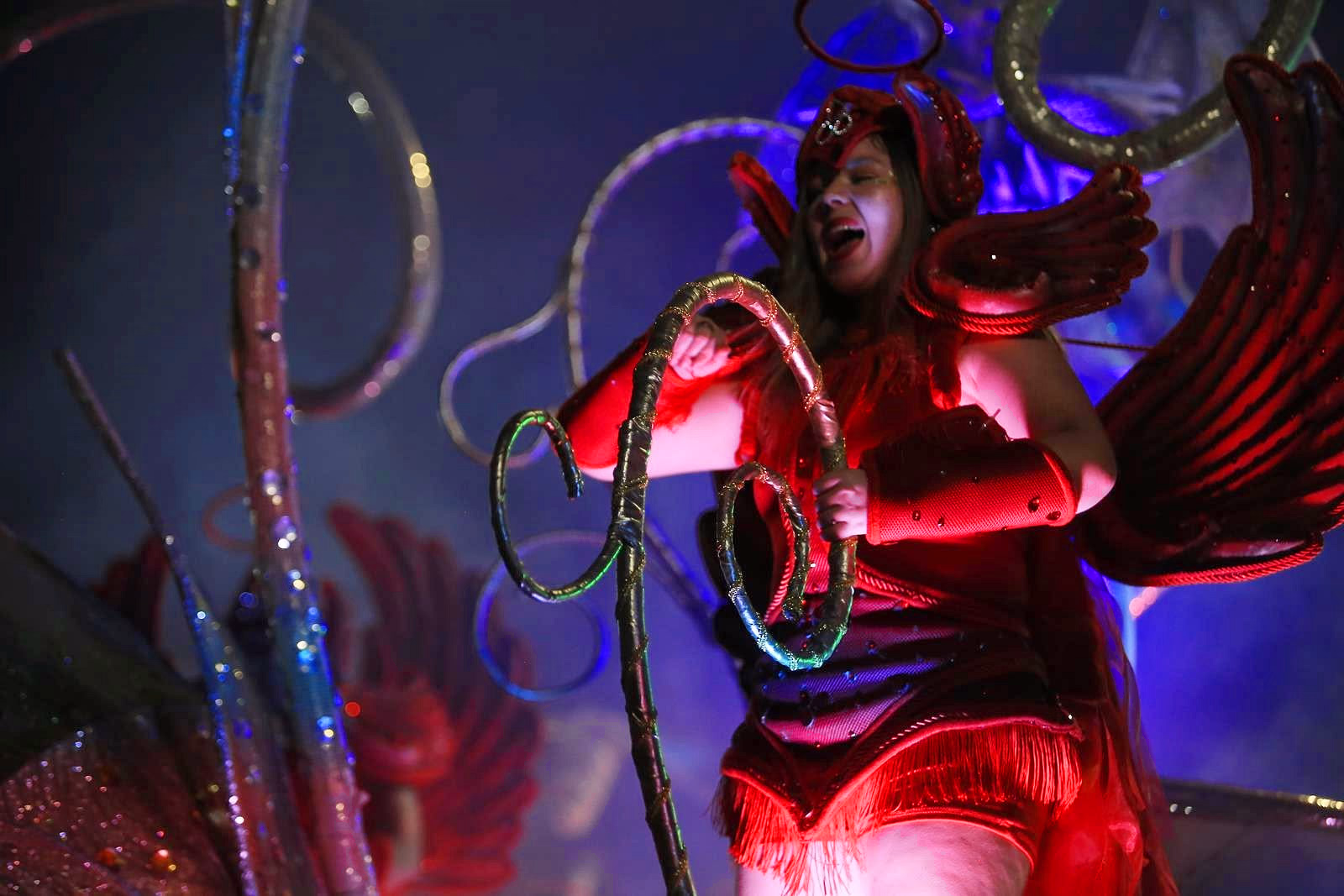 Académicos featured dancer in red with glowing hoops