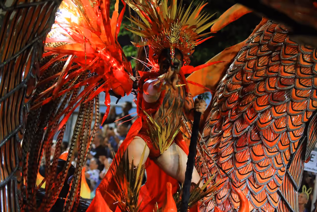 Académicos float with a red dragon and a featured dancer on top