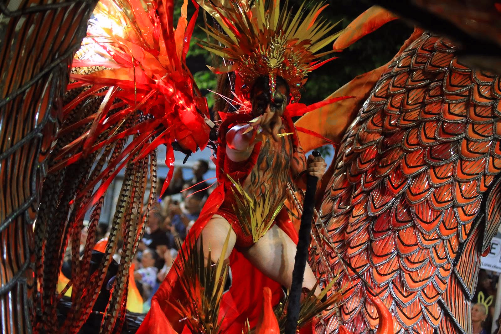 Académicos float with a red dragon and a featured dancer on top