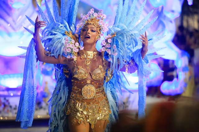 Académicos featured dancer with blue and silver feathers