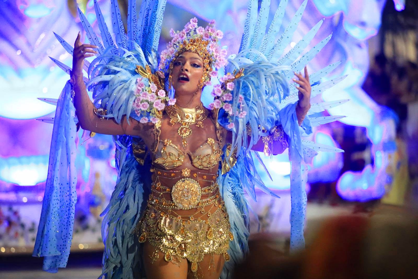 Académicos featured dancer with blue and silver feathers