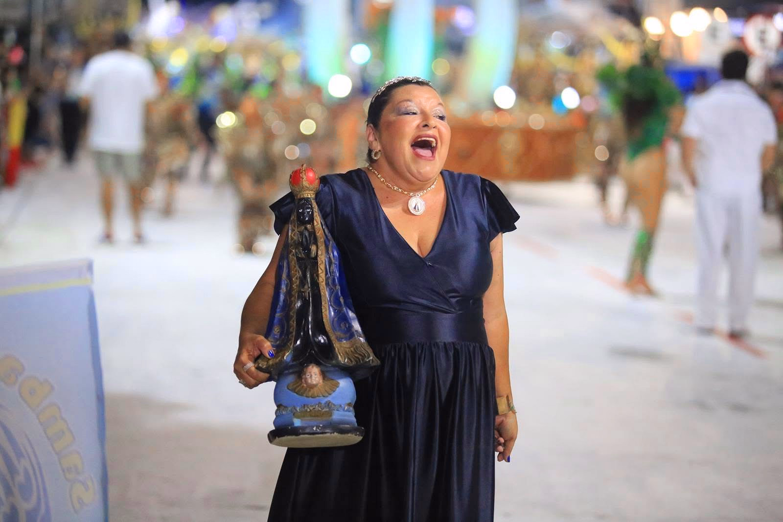 A woman sings on the avenue during the Académicos parade