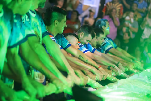 Académicos members lit in green on the avenue