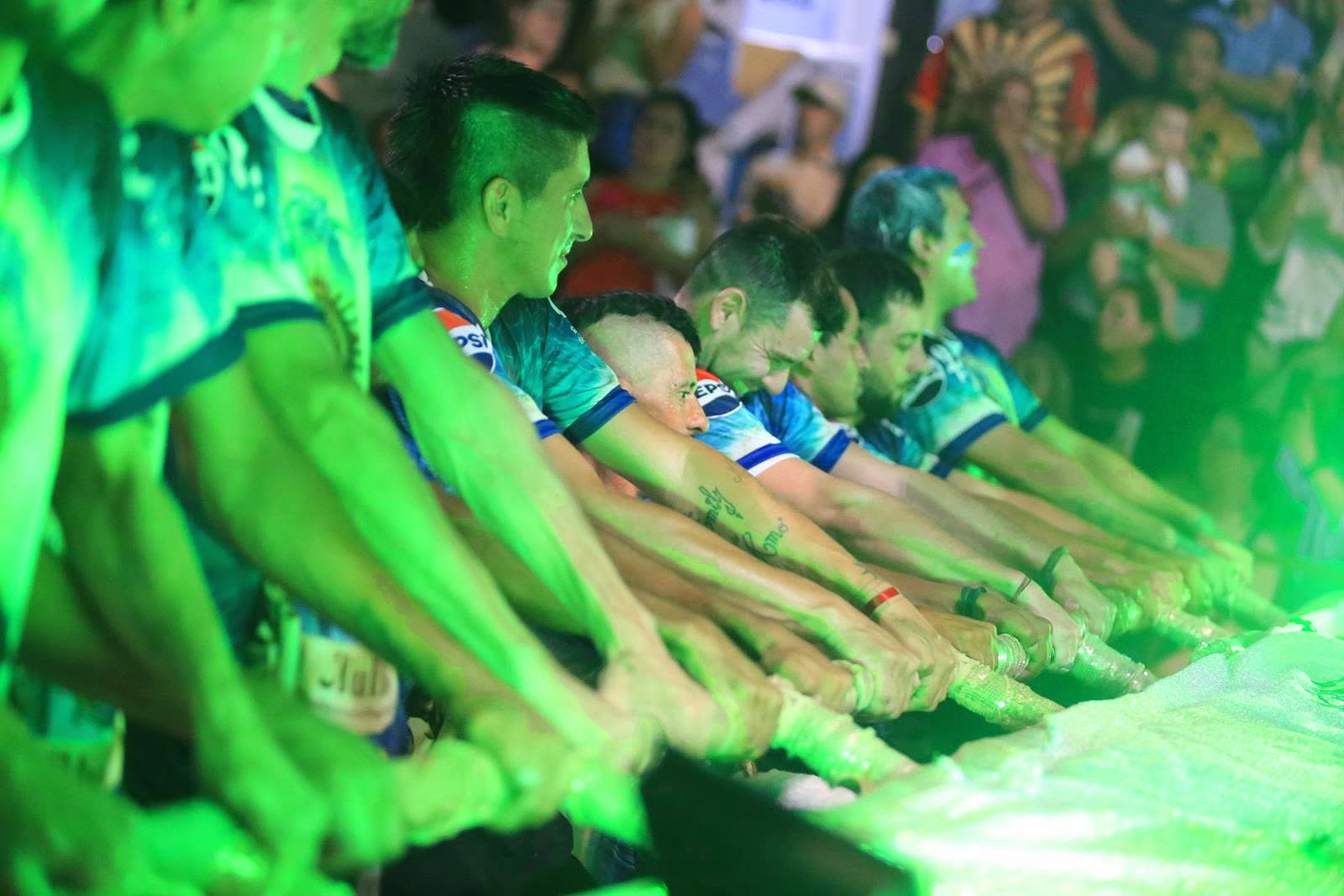 Académicos members lit in green on the avenue