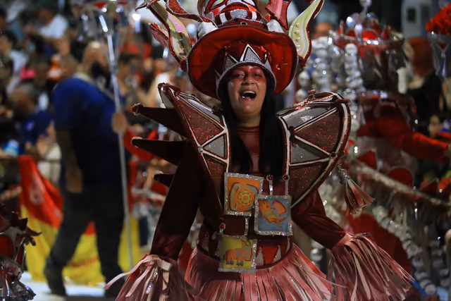 Académicos member in red with hat and wings