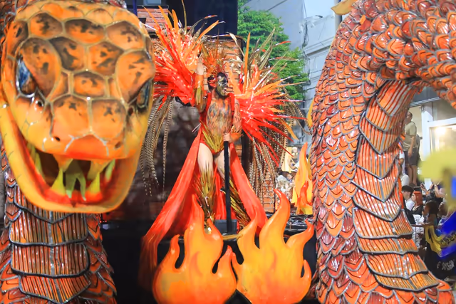 Orange dragon breathing fire on the Académicos float