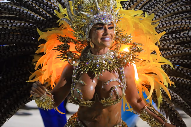 Académicos featured dancer with yellow feathers