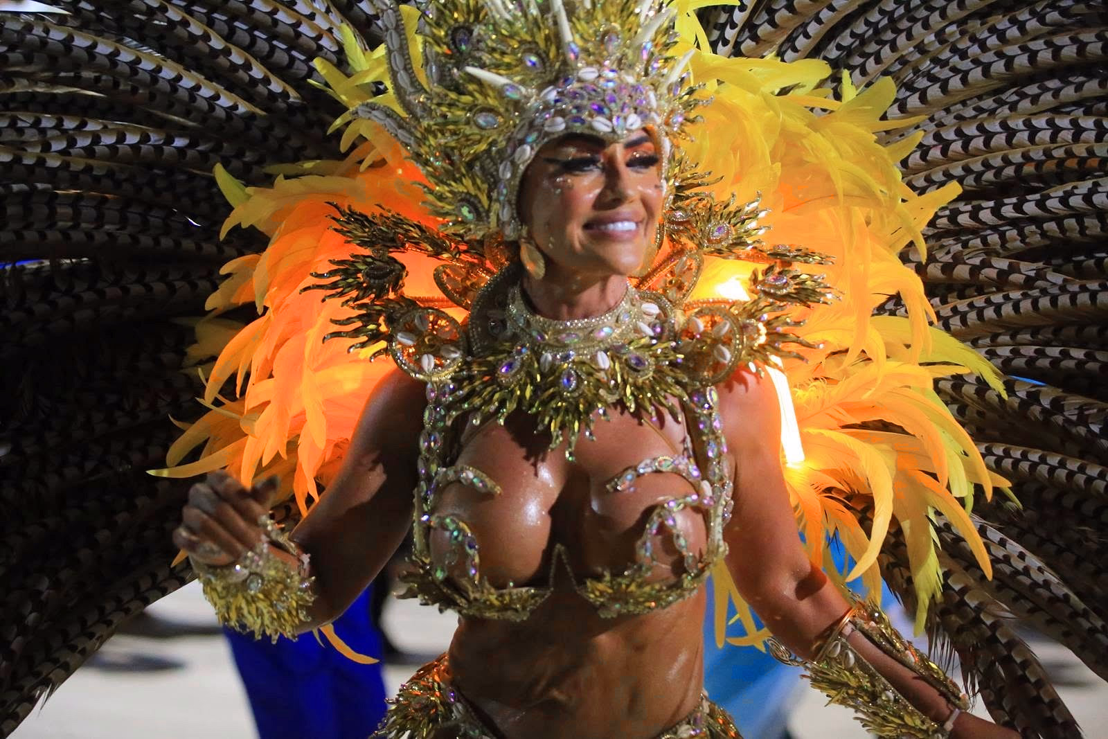 Académicos featured dancer with yellow feathers