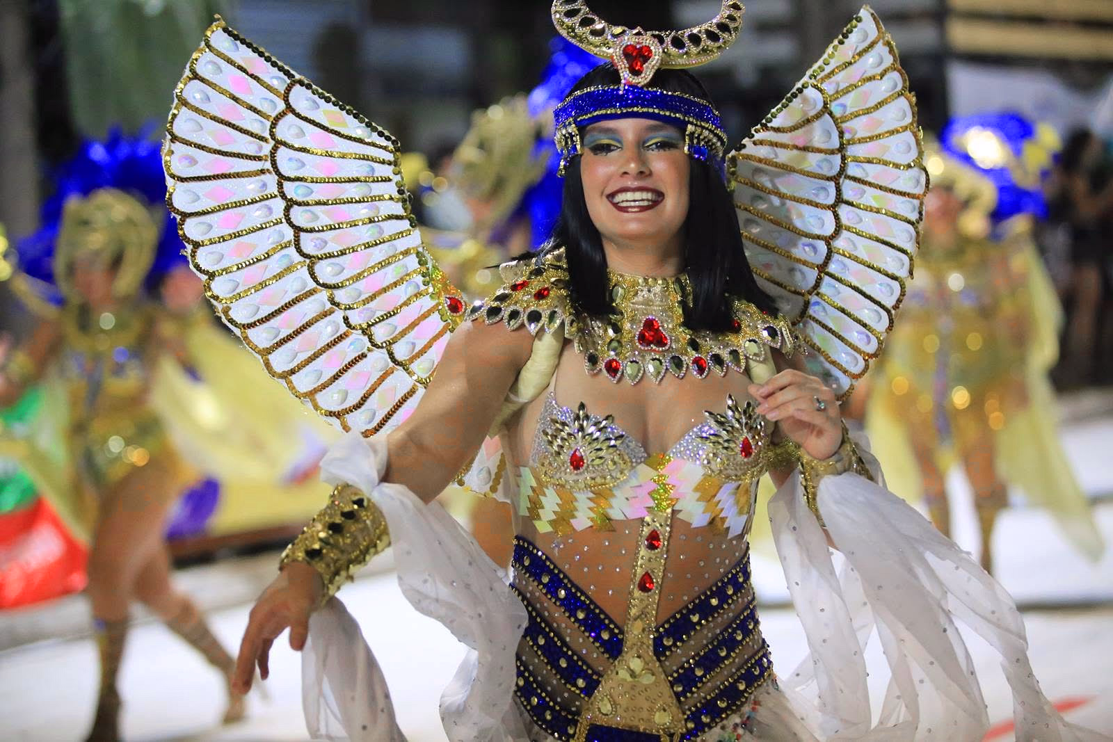 Académicos featured dancer with white and gold wings