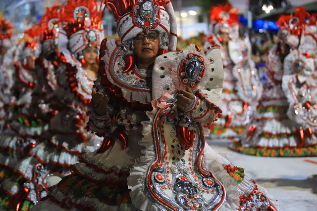 Barrio Rampla wing in white and red embroidered costumes