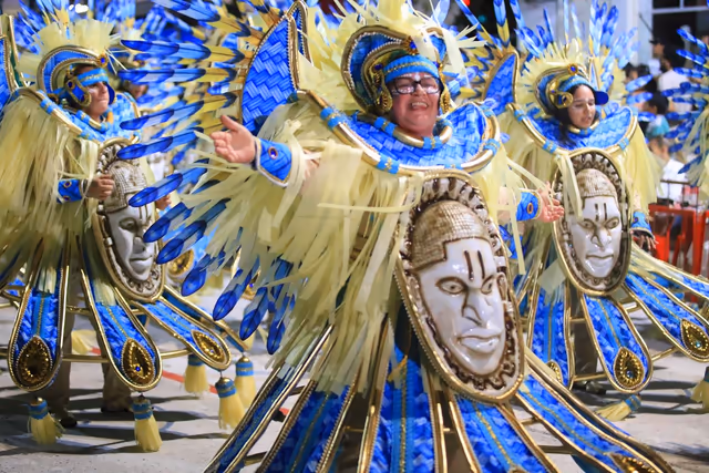 Barrio Rampla wing in blue costumes and masks