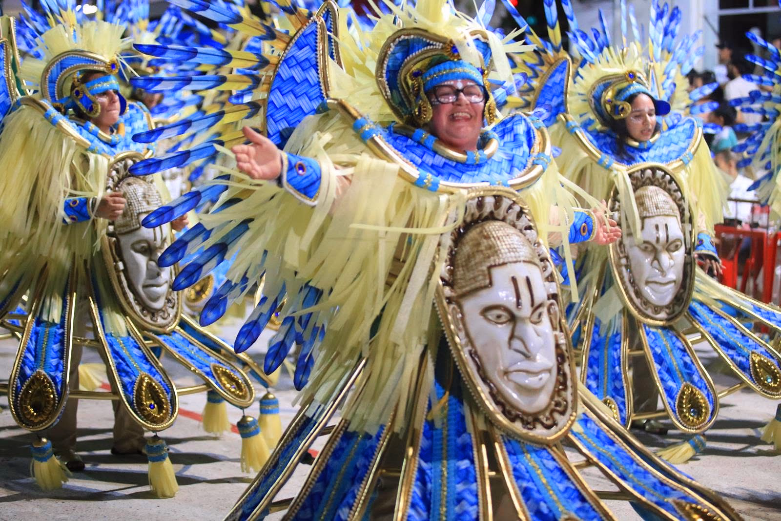 Barrio Rampla wing in blue costumes and masks