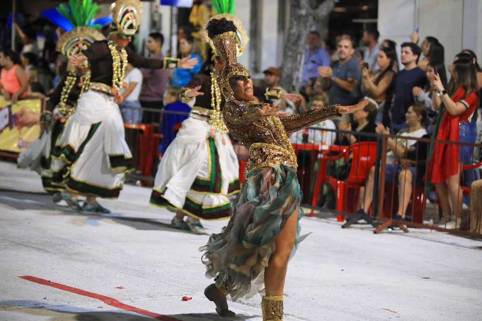 Barrio Rampla wing in white and gold costumes