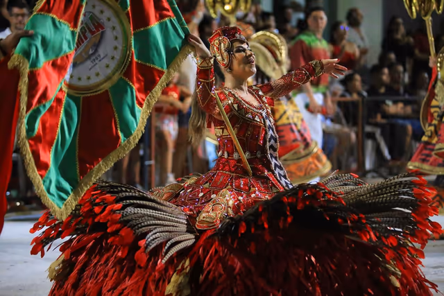 Barrio Rampla featured dancer with red and green feathers