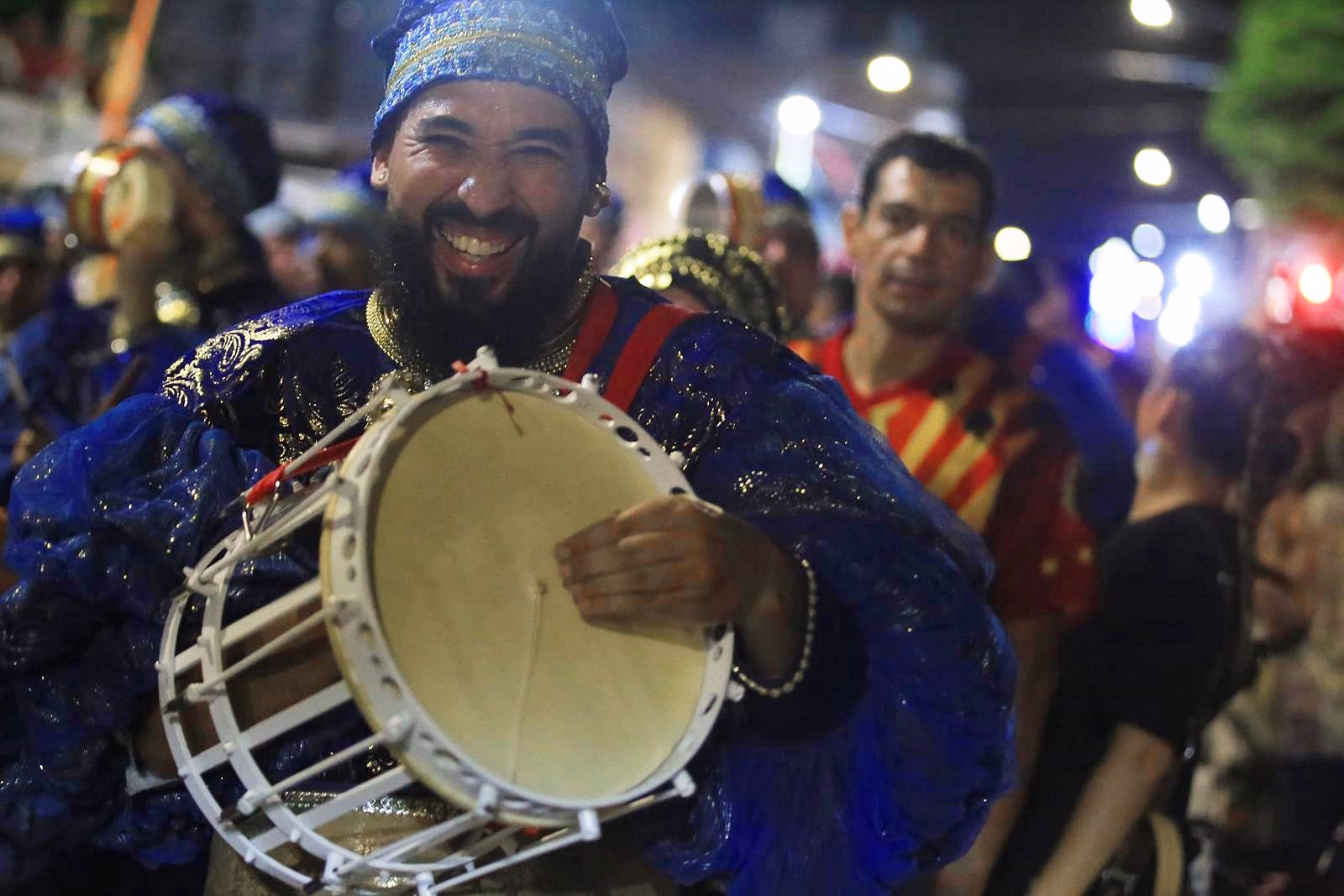 Percusionista de Emperadores con tambor en primer plano