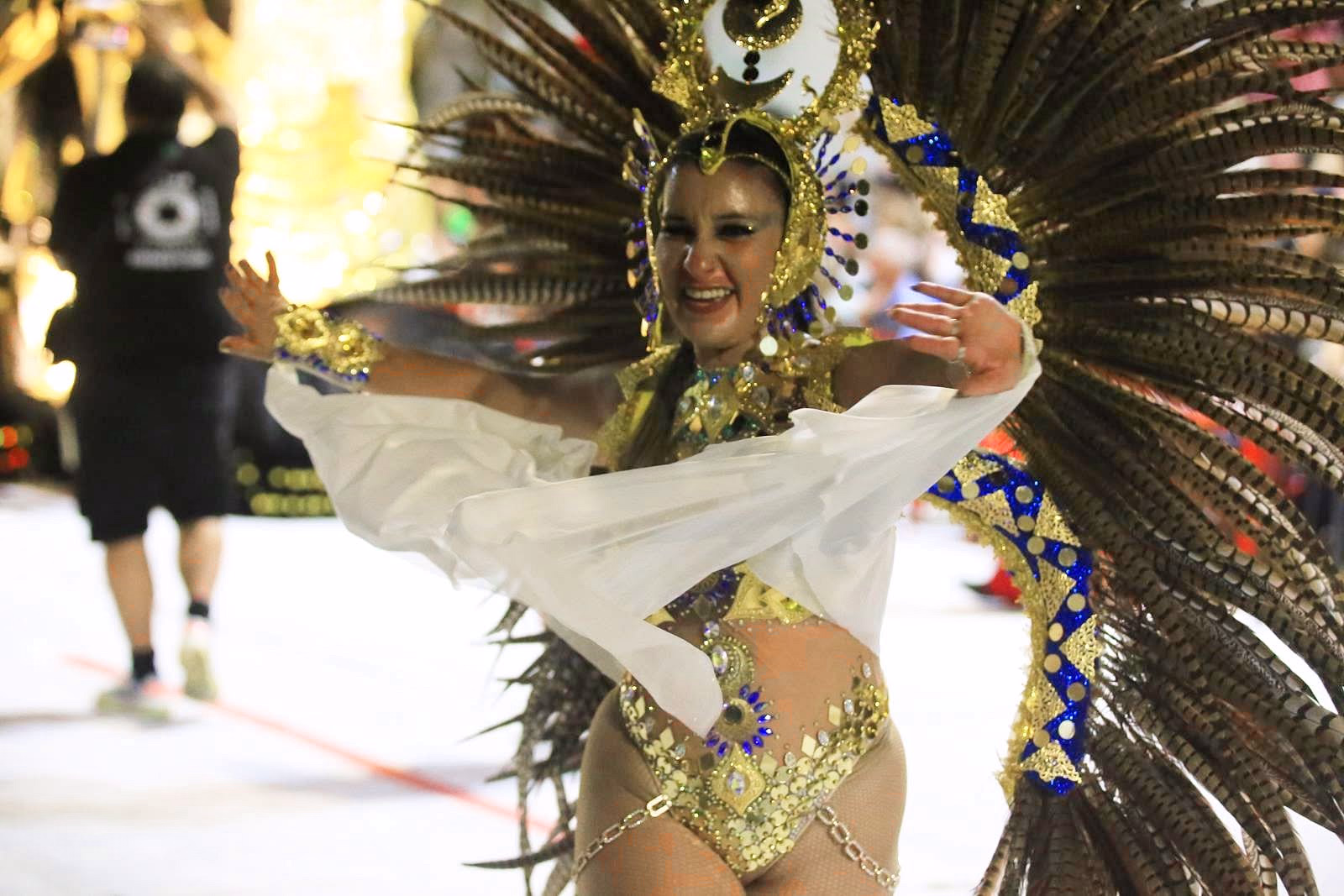 Destaque de Emperadores con plumas negras y vestuario dorado