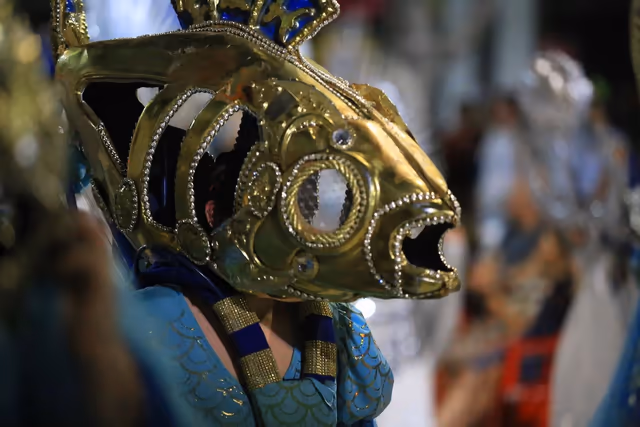 Personaje con máscara de pez dorado en el desfile de Emperadores