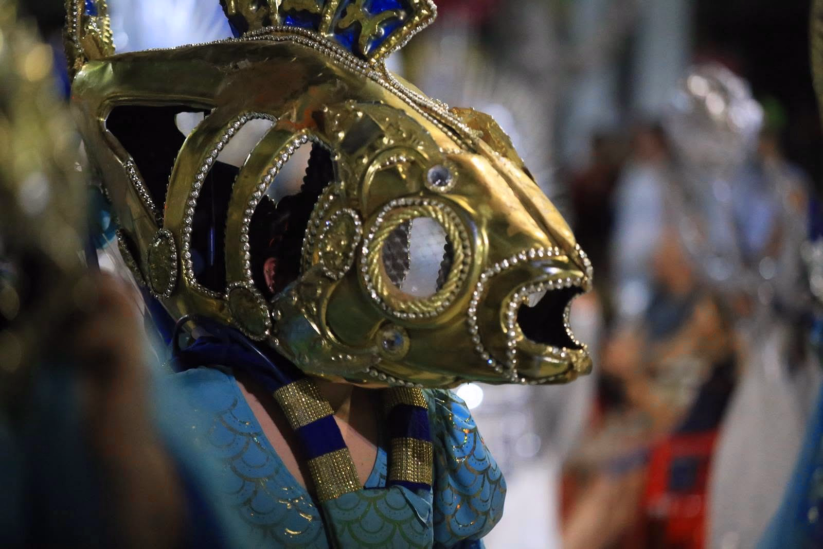 Personaje con máscara de pez dorado en el desfile de Emperadores
