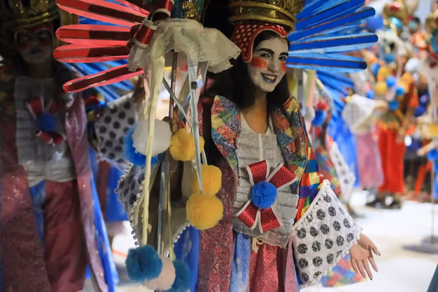 Personaje de arlequín con paraguas en el desfile de Emperadores