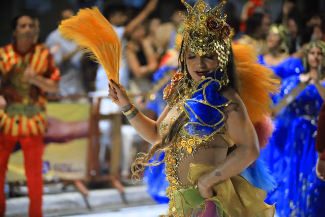 Destaque de Emperadores con plumas naranjas