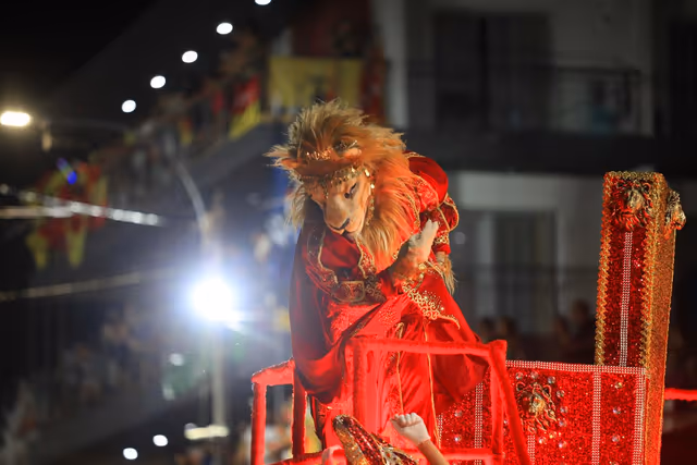 Carroza roja de Emperadores en la noche de desfile