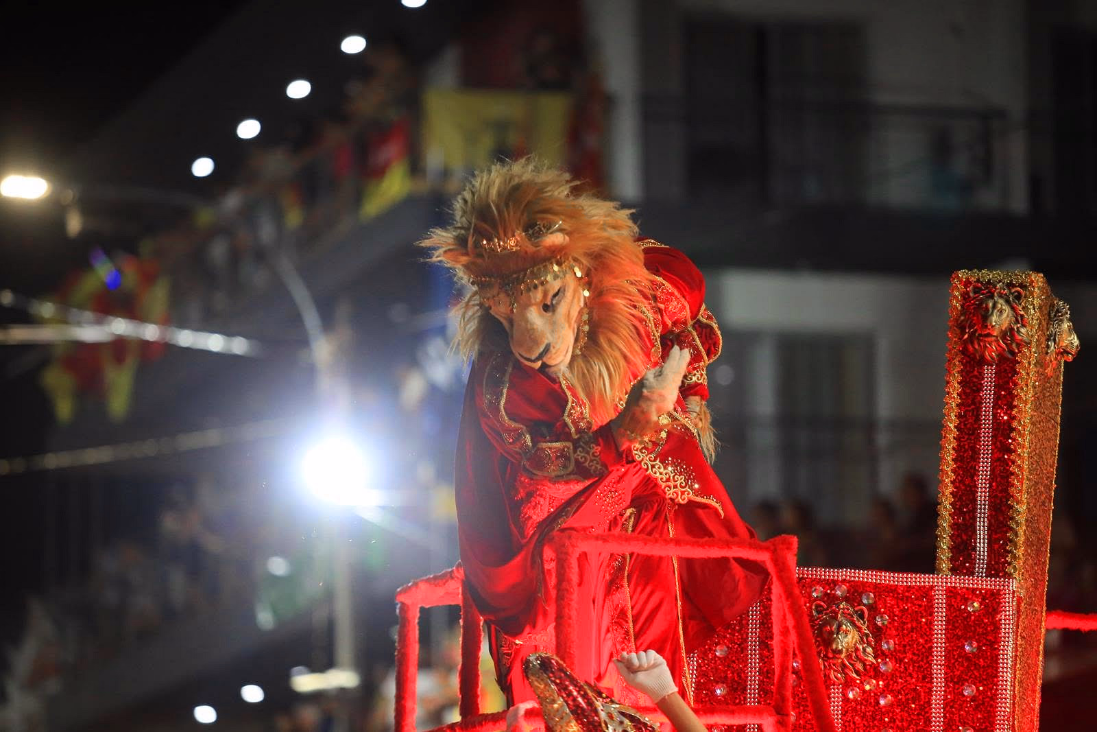 Carroza roja de Emperadores en la noche de desfile