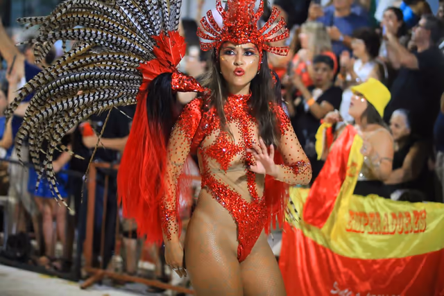 Destaque de Emperadores de rojo con plumas
