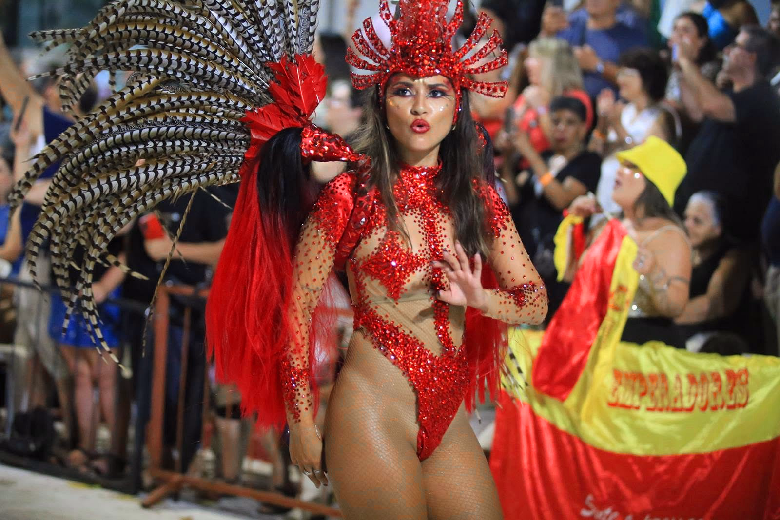 Destaque de Emperadores de rojo con plumas