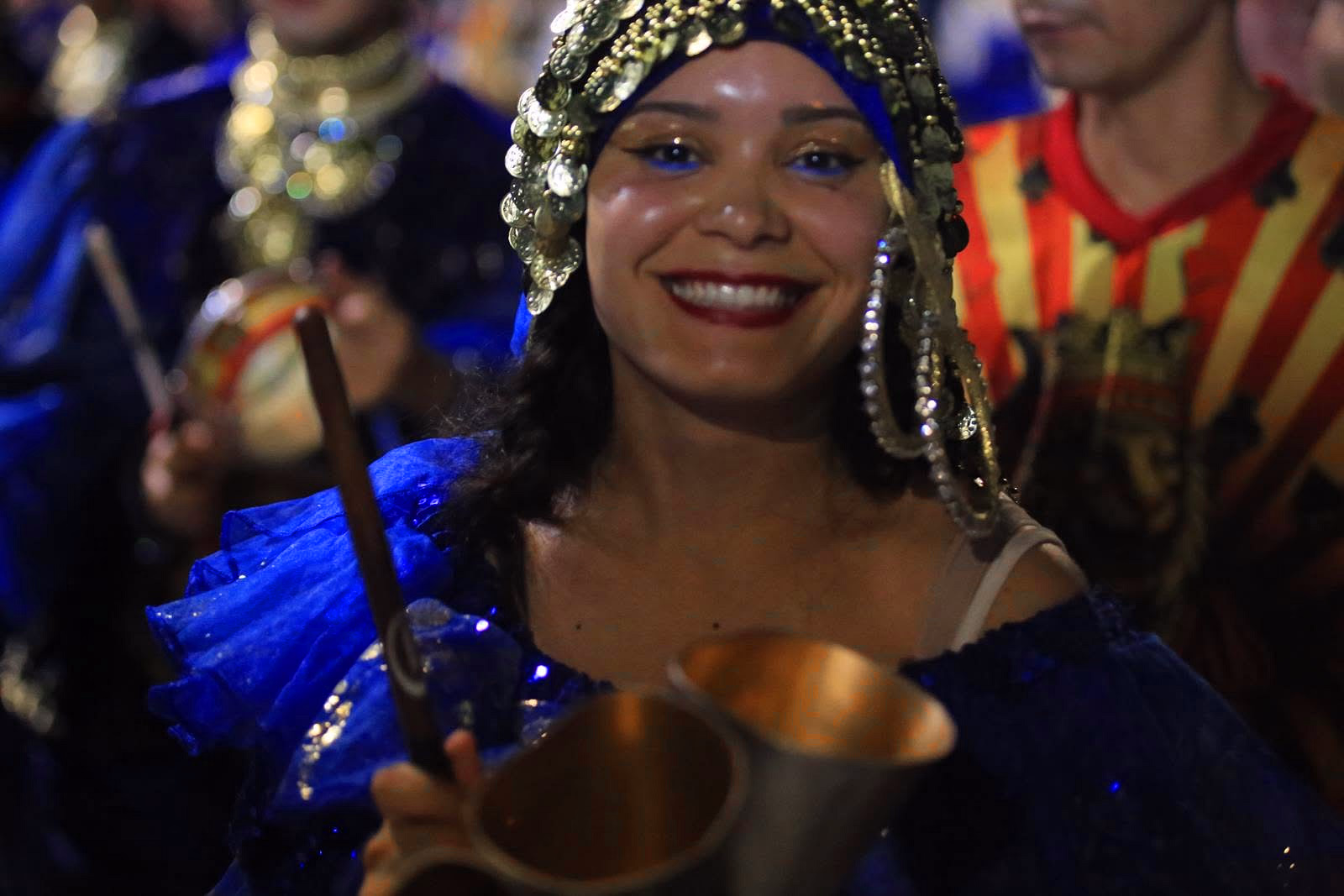 Integrante de Emperadores con tocado dorado