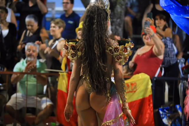 Pasista de Emperadores de espaldas con plumas