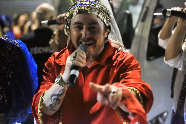 Locutor de Emperadores con micrófono