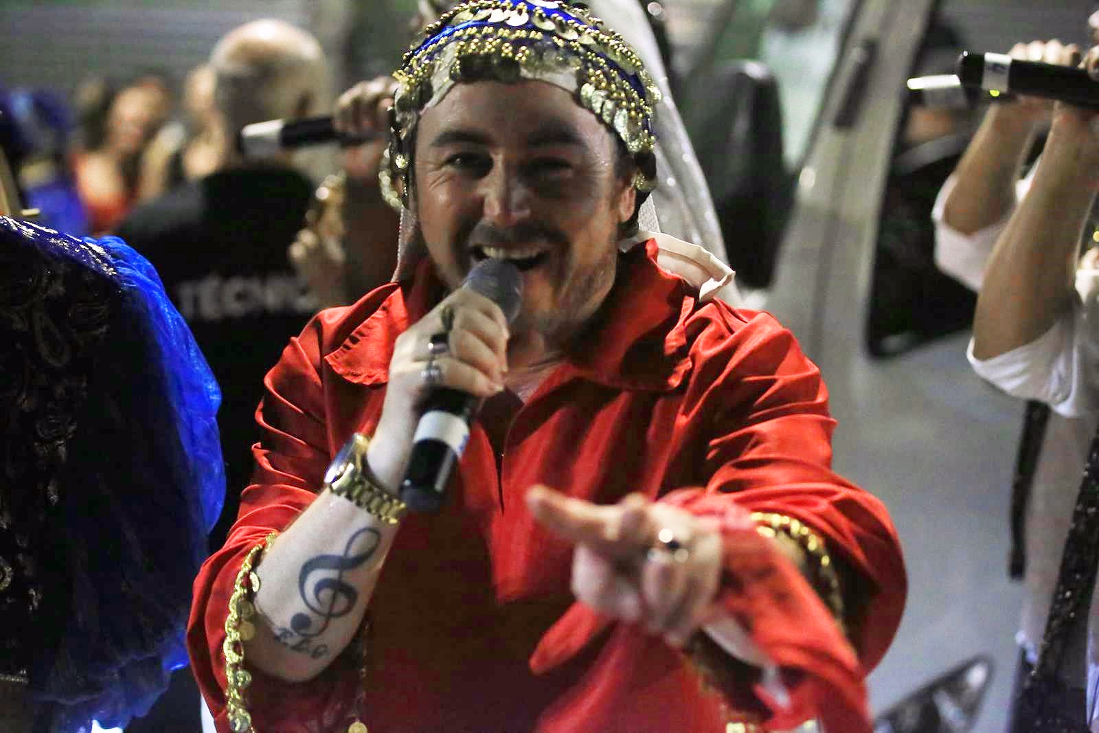 Locutor de Emperadores con micrófono