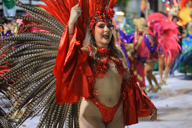 Destaque de Emperadores con plumas rojas