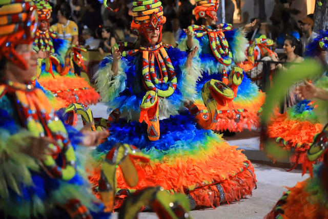 Ala de Imperio del Ayuí con plumas multicolores y máscaras
