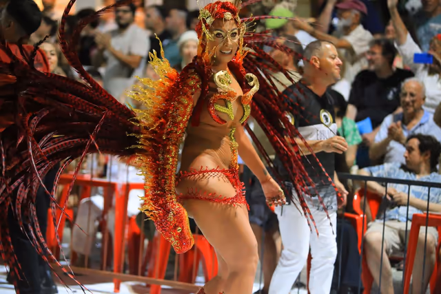 Destaque de Imperio del Ayuí con abanico de plumas rojas