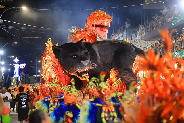 Carroza de Imperio del Ayuí con cabeza de toro y destaque rojo