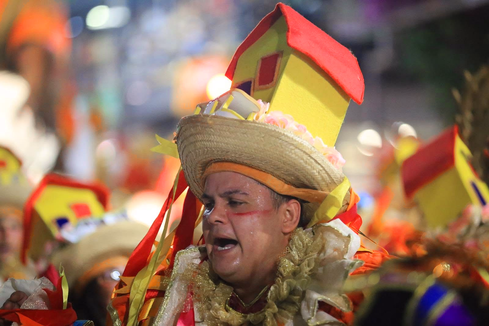 Integrante de Imperio del Ayuí con sombrero y casa de cartón