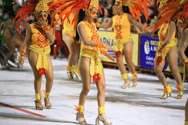 Ala de Imperio del Ayuí con trajes amarillos y plumas
