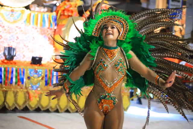 Destaque de Imperio del Ayuí con plumas verdes