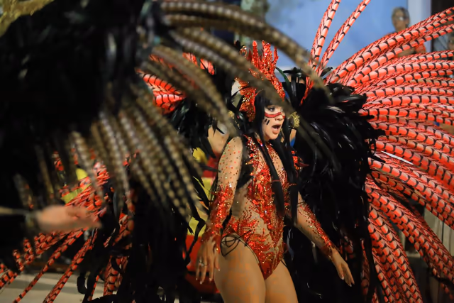 Destaque de Imperio del Ayuí con plumas negras y rojas